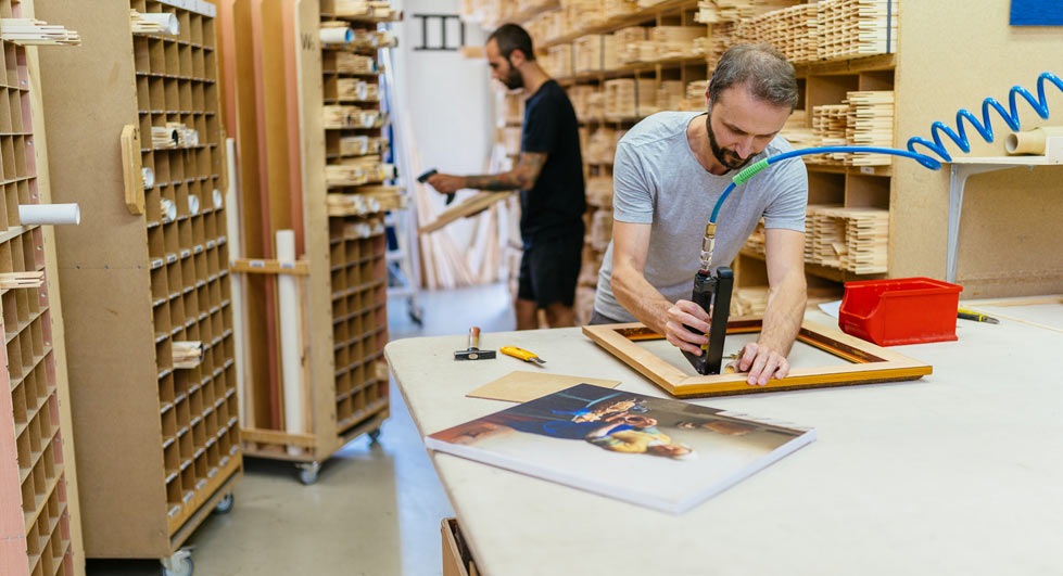 Bilderrahmen wird für Kunstwerk vorbereitet