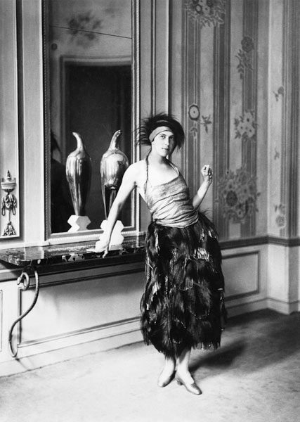 Madame Poiret in a dress by Paul Poiret (1879-1944) 1919 (b/w photo)  von Delphi Studio
