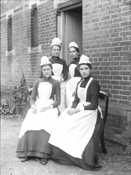 Four domestic maids (b/w photo)  von English Photographer