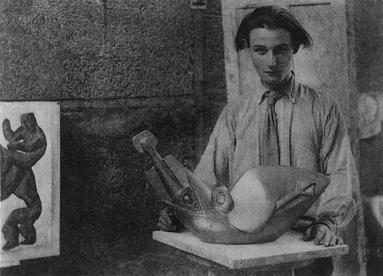 Henri Gaudier-Brzeska with his sculpture ''Bird Swallowing Fish'' in Kettle''s Yard, University of C von English Photographer