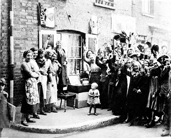 Jubilee Decoration in the East End, May 12th 1935 von English Photographer