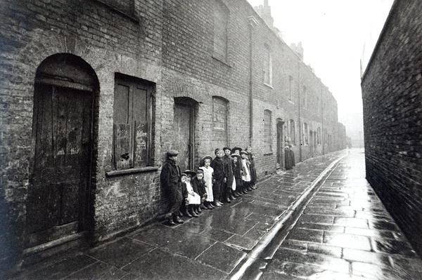 London Slums, c.1900 (b/w photo)  von English Photographer