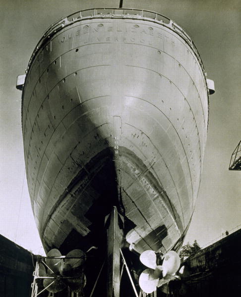 View of the RMS Queen Elizabeth, 1942 (b/w photo)  von English Photographer