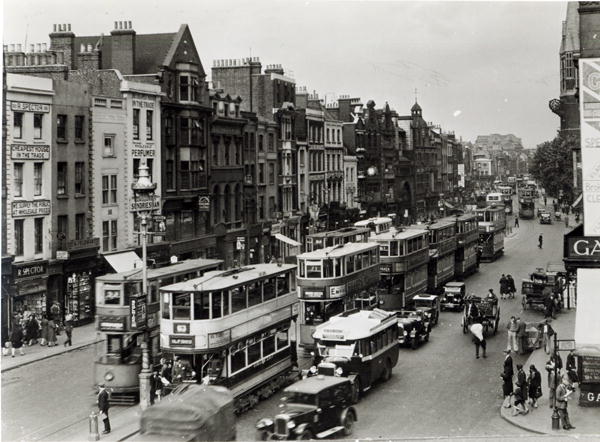 Whitechapel High Street, London, c.1930 (b/w photo)  von English Photographer