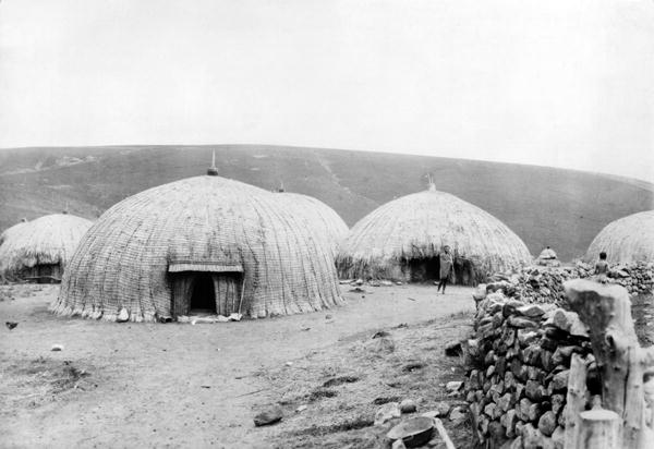 Kaffir Huts, South Africa, c.1914 (b/w photo)  von French Photographer