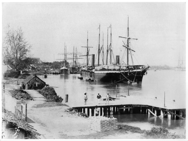 Liners of the Messageries Maritimes at Saigon, c.1900 (b/w photo)  von French Photographer