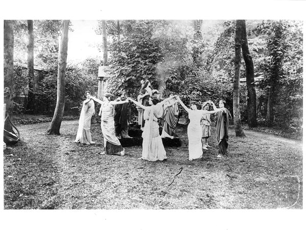 Nathalie Clifford Barney (1876-1972) with dancers dressed in togas (b/w photo)  von French Photographer