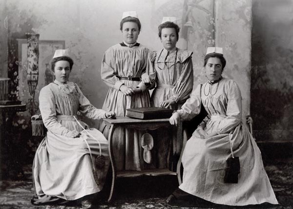 Nurses, c.1890 (b/w photo)  von French Photographer