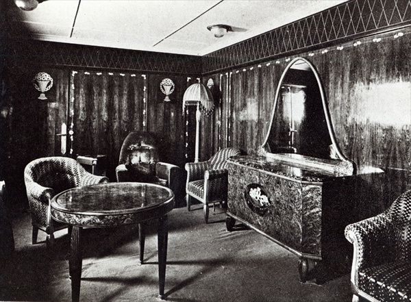 Saloon of a Luxury Apartment in the Ocean Liner ''Paris'', July 1921 (b/w photo)  von French Photographer
