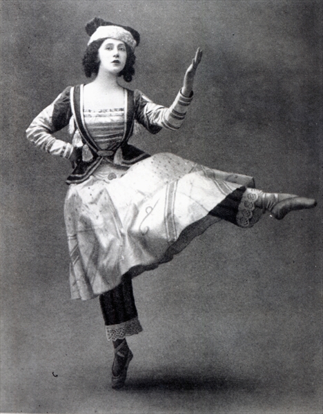 Tamara Karsavina in the ballet ''Petrouchka'', 1911 (b/w photo)  von French Photographer