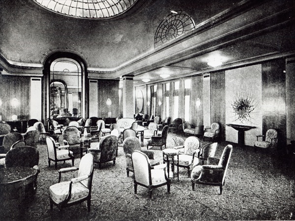 The Large Saloon in the Ocean Liner ''Paris'', July 1921 (b/w photo)  von French Photographer
