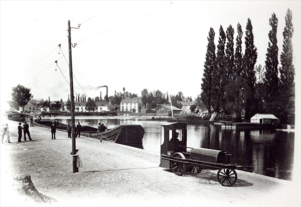 Tractor towing a boat at Dijon, 1894-5 (b/w photo)  von French Photographer