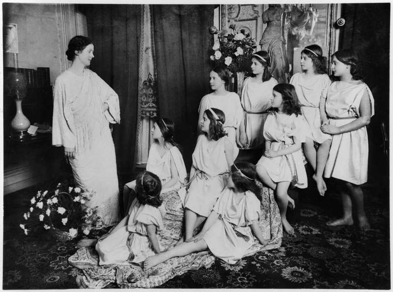 Isadora Duncan (1877-1927) and her pupils, early 20th century (b/w photo)  von German Photographer