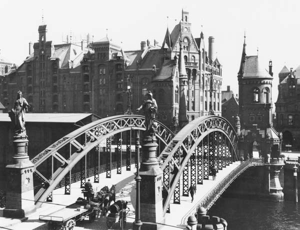 Bridge in the Speicherstadt (warehouse city) Hamburg, c.1910 (b/w photo)  von Jousset