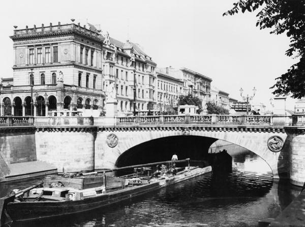 The Belle-Alliance Bridge, Berlin, c.1910 (b/w photo)  von Jousset