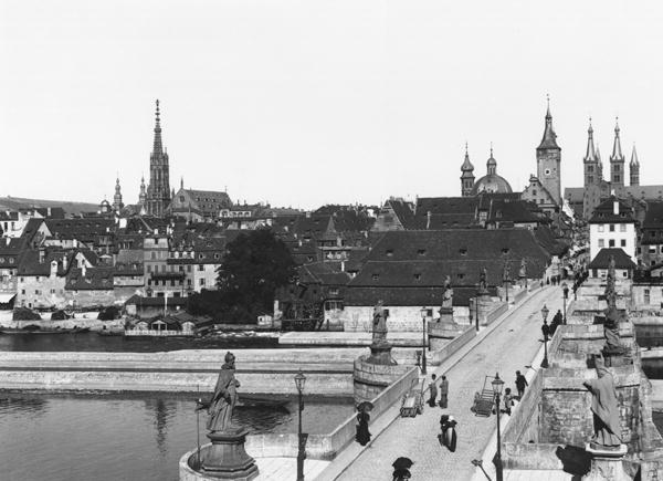 The old bridge over the River Main at Wurzburg, c.1910 (b/w photo)  von Jousset
