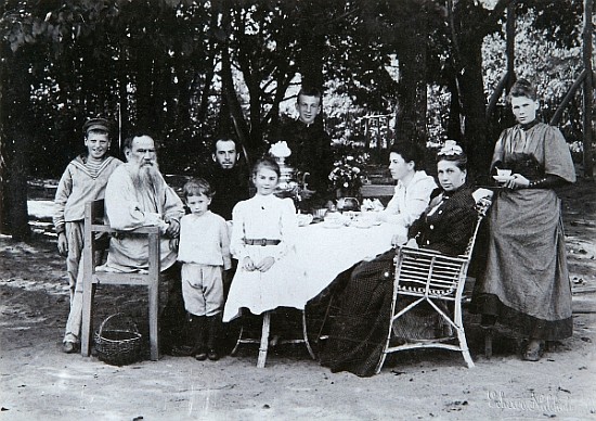 Family portrait of the author Leo N. Tolstoy, from the studio of Scherer, Nabholz & Co. von Russian Photographer