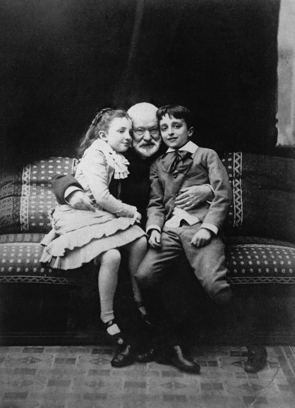 Victor Hugo (1802-85) and his grandchildren Georges and Jeanne, 1881 (b/w photo)  von A. Melandri