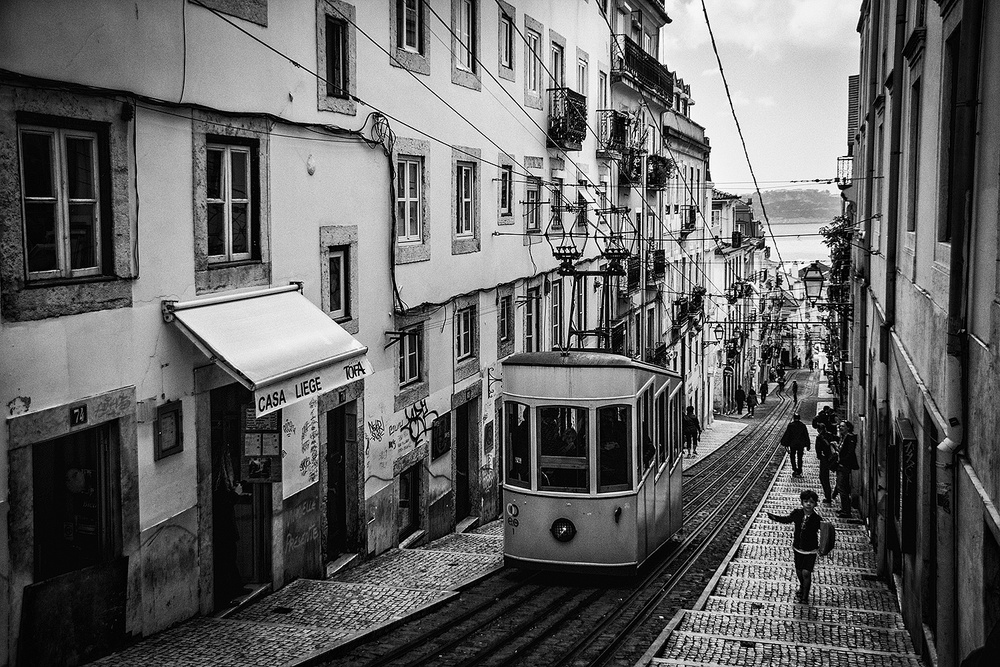 Straßenbahn in Lissabon von Adolfo Urrutia