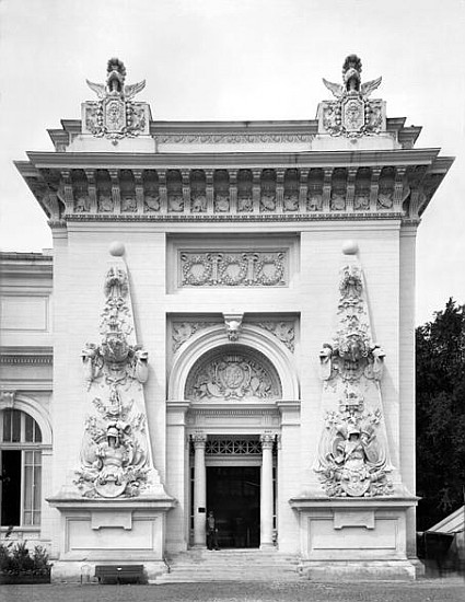 Gate of the military exhibition at the Universal Exhibition, Paris von Adolphe Giraudon