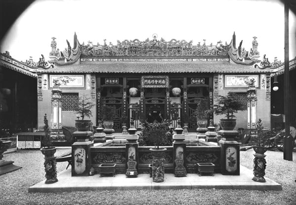 The Chinese Pavilion at the Universal Exhibition of 1889 in Paris (b/w photo)  von Adolphe Giraudon