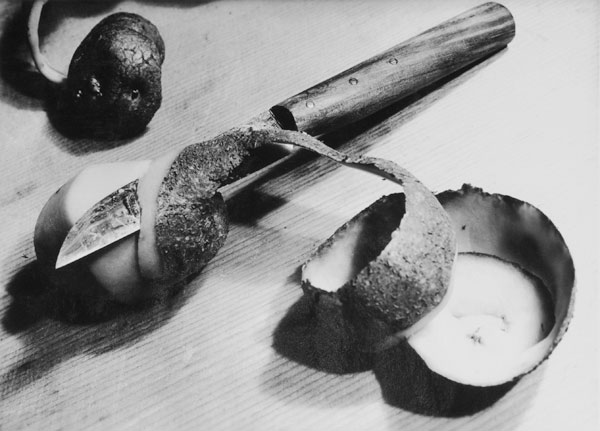 Kartoffel mit Messer von Aenne Biermann