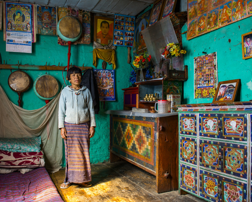 Frau in ihrem Wohnzimmer,Bhutan. von Aharon Golani