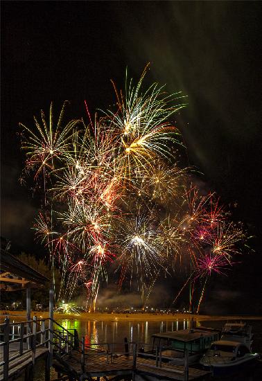 Feuerwerk über dem Himmel der Insel Derawan