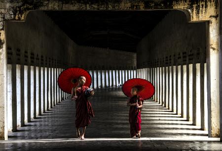 Zwei Mönche gehen nach Hause