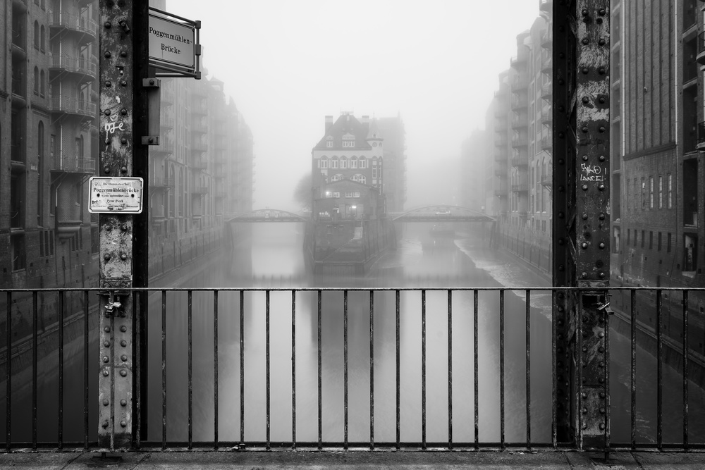 Wasserschloss bei Nebel von Alexander Schönberg