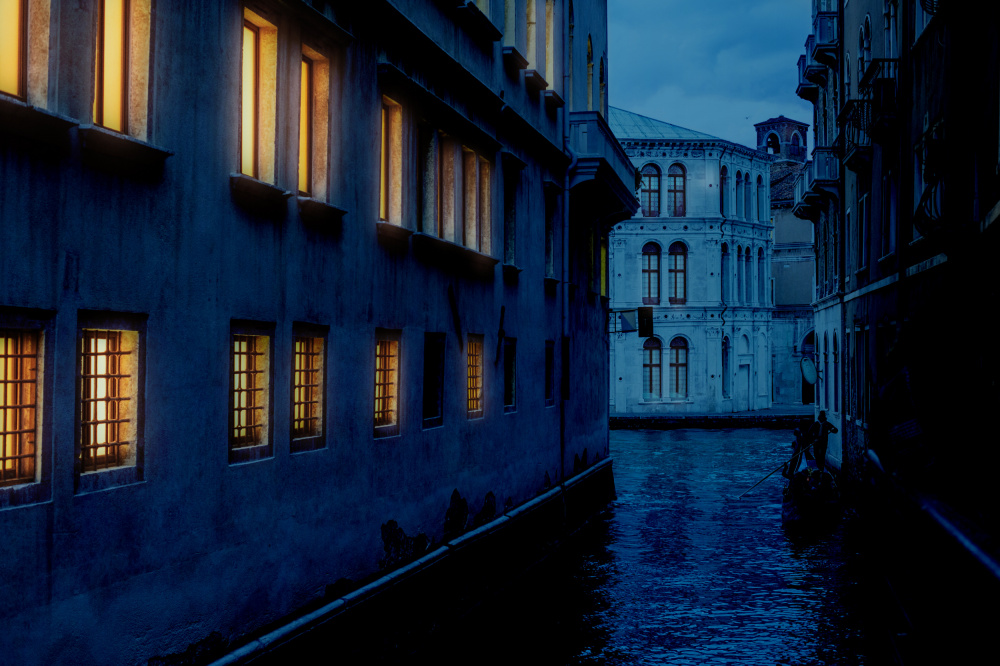 Kanäle von Venedig bei Nacht von Alla Simacheva