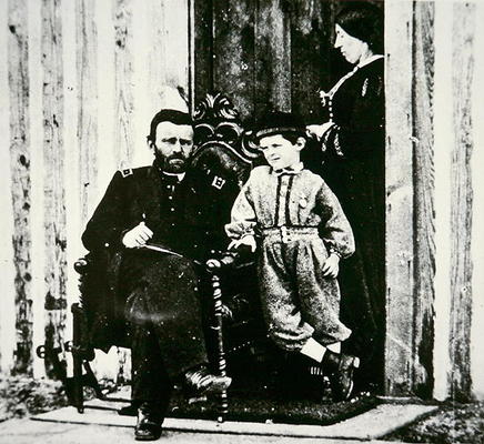 General Grant with his wife Julia Dent and their son Frederick Dent Grant, at City Point (b/w photo) von American Photographer, (19th century)