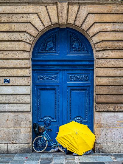 Blaue Tür,gelber Regenschirm