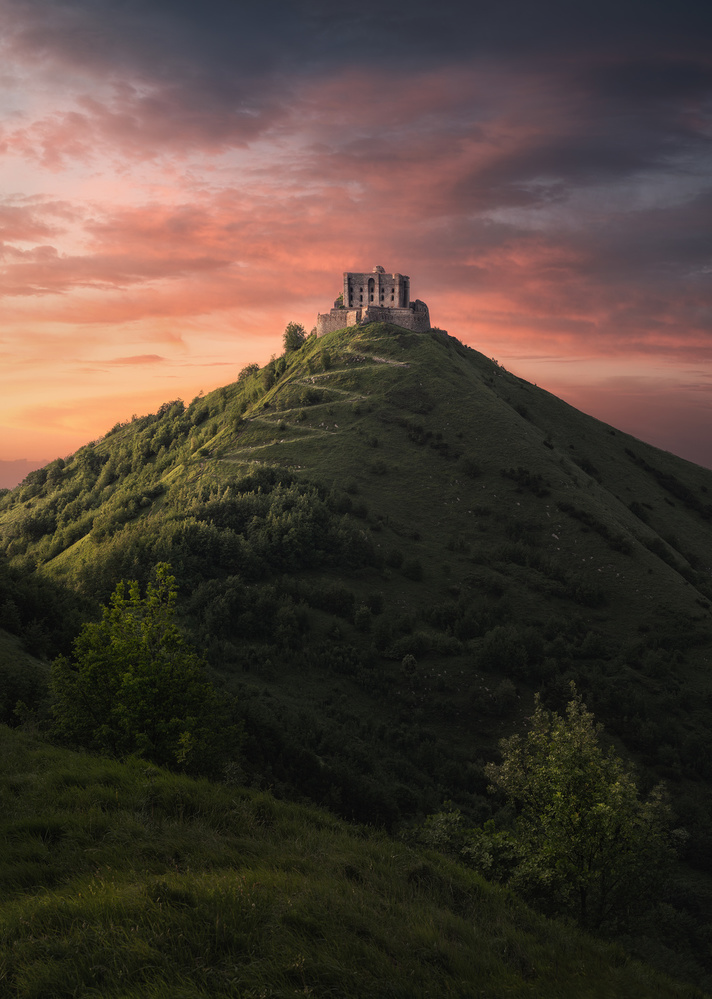 Die Burg auf dem Hügel von Andrea Zappia