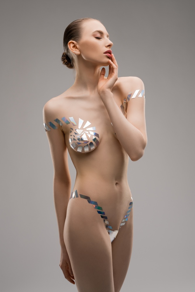 Weibliches Model in Unterwäsche aus Metallband von Andrey Guryanov