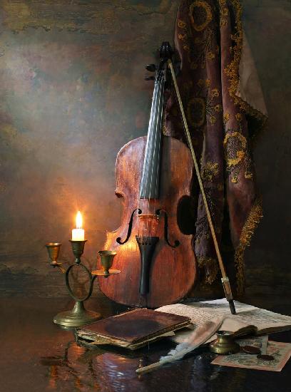Stillleben mit Geige und Kerze