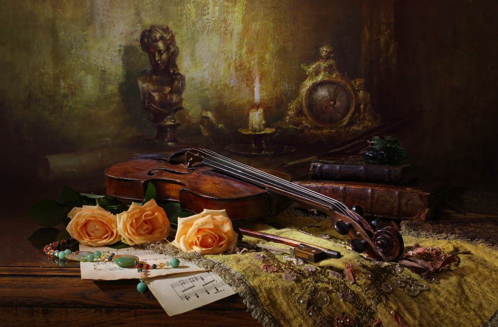 Stillleben mit Geige und Rosen von Andrey Morozov