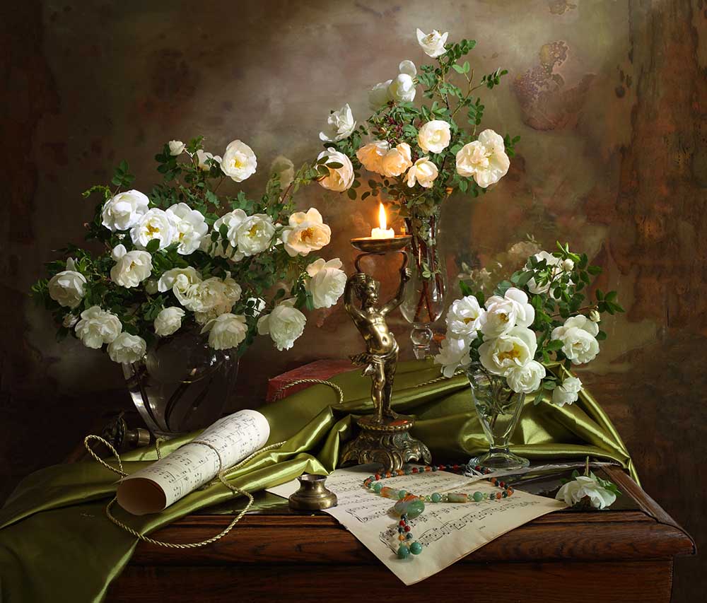 Stillleben mit Rosen und Kerze von Andrey Morozov