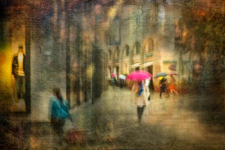 Die Frau mit dem rosa Regenschirm