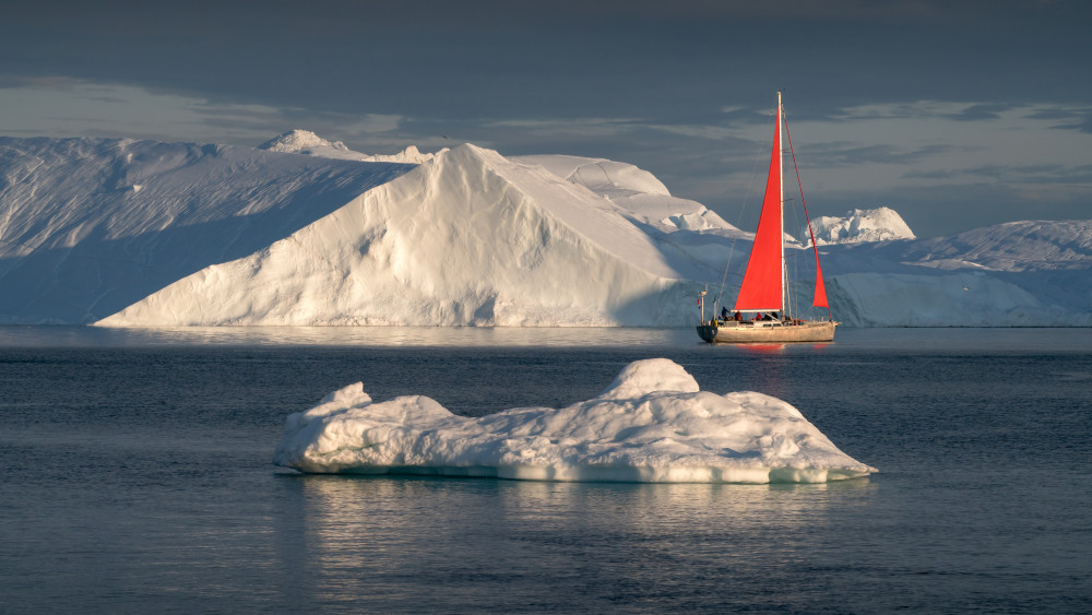 Segelboot zwischen Eisbergen von Anges van der Logt