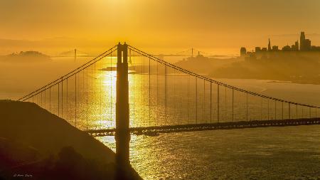 Sonnenaufgang über der Golden Gate Bridge