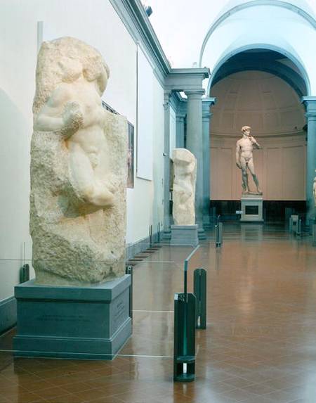 Interior view of the gallery with Michelangelo's 'Awakening Slave' and 'David' in the background (ph von Anonymous