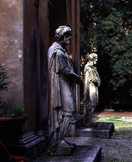 The main entrancedetail of two statues of prisoners on guard von Anonymous
