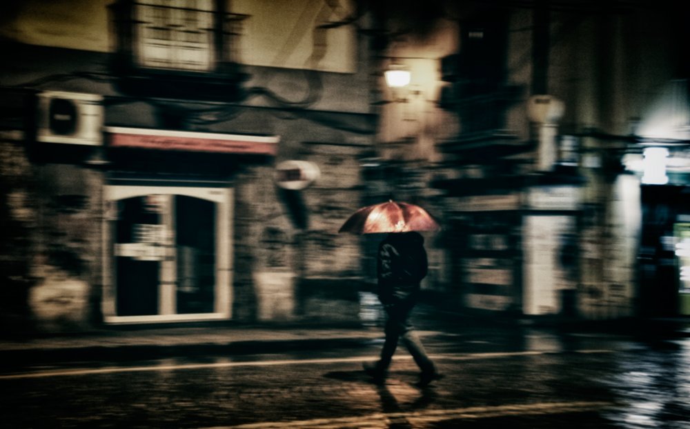 Durch den Regen von Antonio Grambone