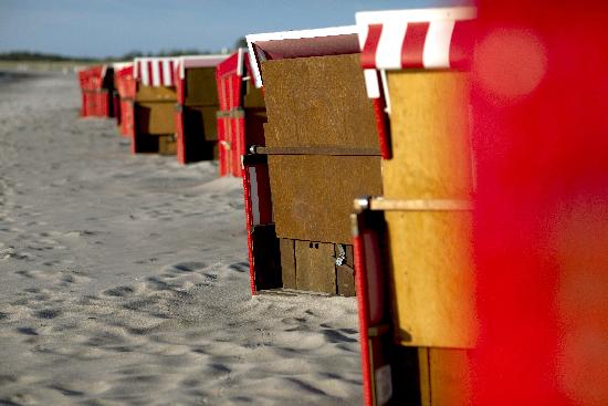 Ahrenshoop - rote Strandkörbe von Arno Burgi