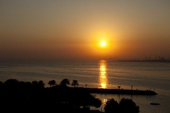 Katar - Sonnenaufgang in Doha von Arno Burgi