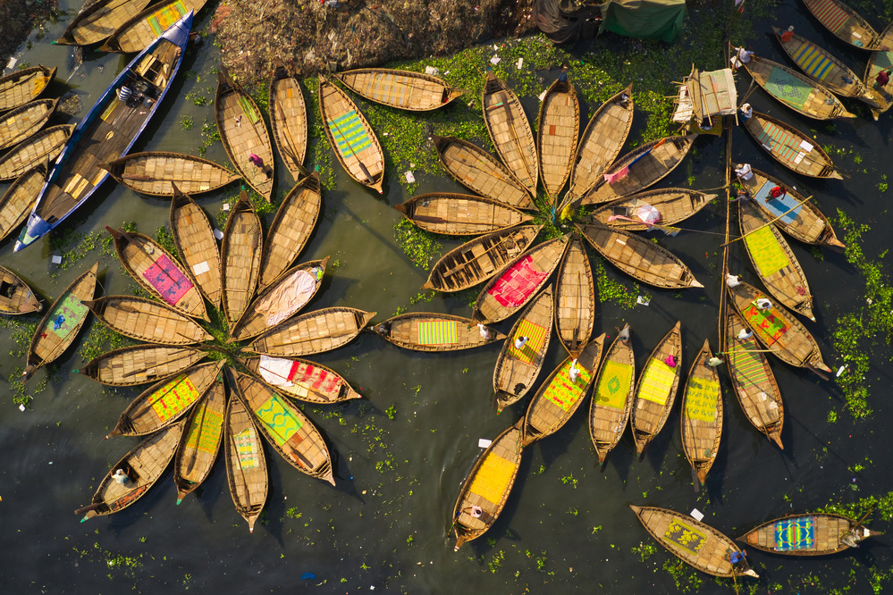 Traditionelle Holzboote und Leben von Azim Khan Ronnie
