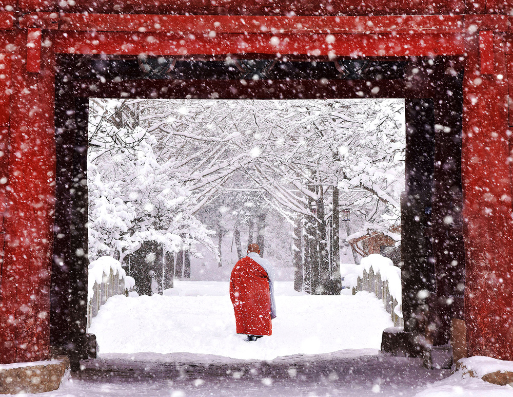 Mönch am verschneiten Tag von Bongok Namkoong
