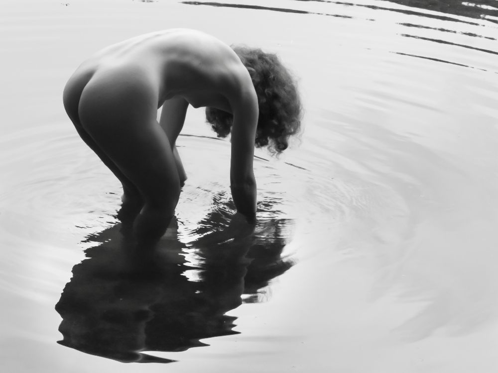 Weiblicher Rücken-Akt mit Wasser-Spiegelung von Amelie Breslauer