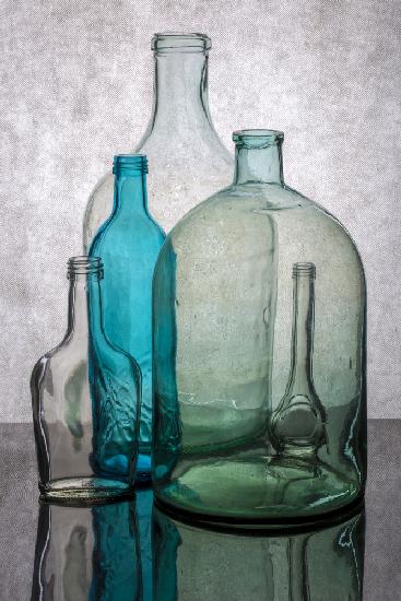 Stillleben mit verschiedenen transparenten Glasflaschen